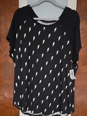 NWT SIZE 3 Torrid Black Lightning Bolt Raglan Top